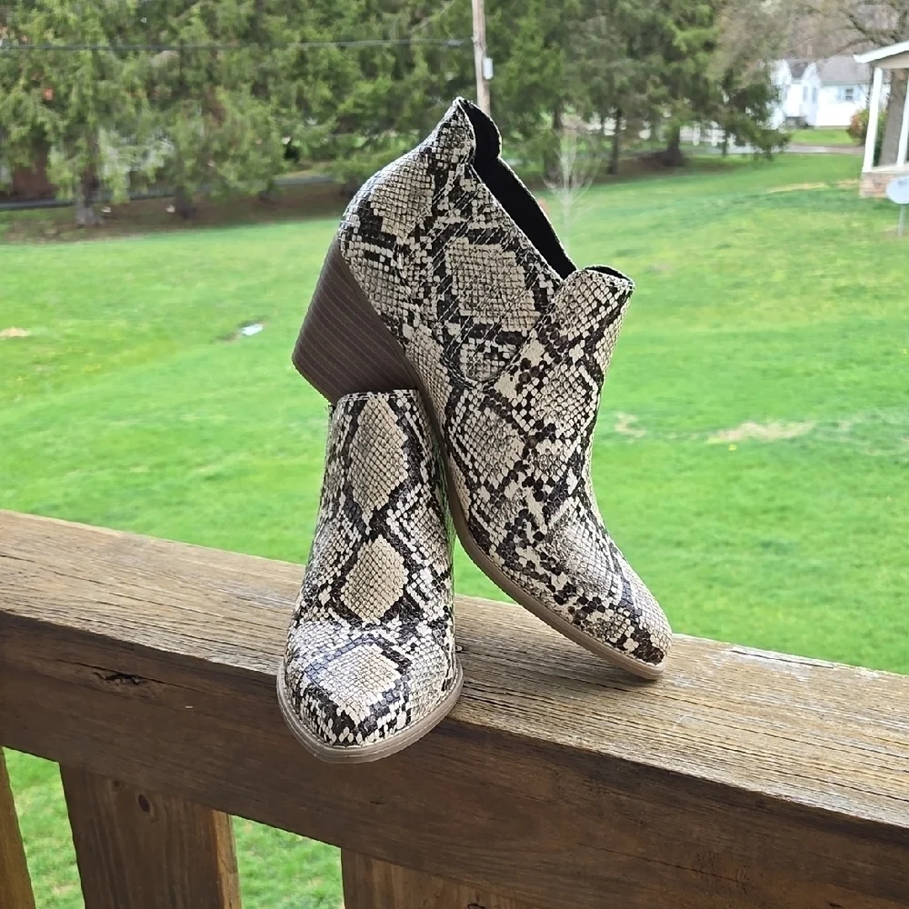 A.N.A Faux Snakeskin Ankle Boots Booties Memory Foam Like New Condition Womens 9